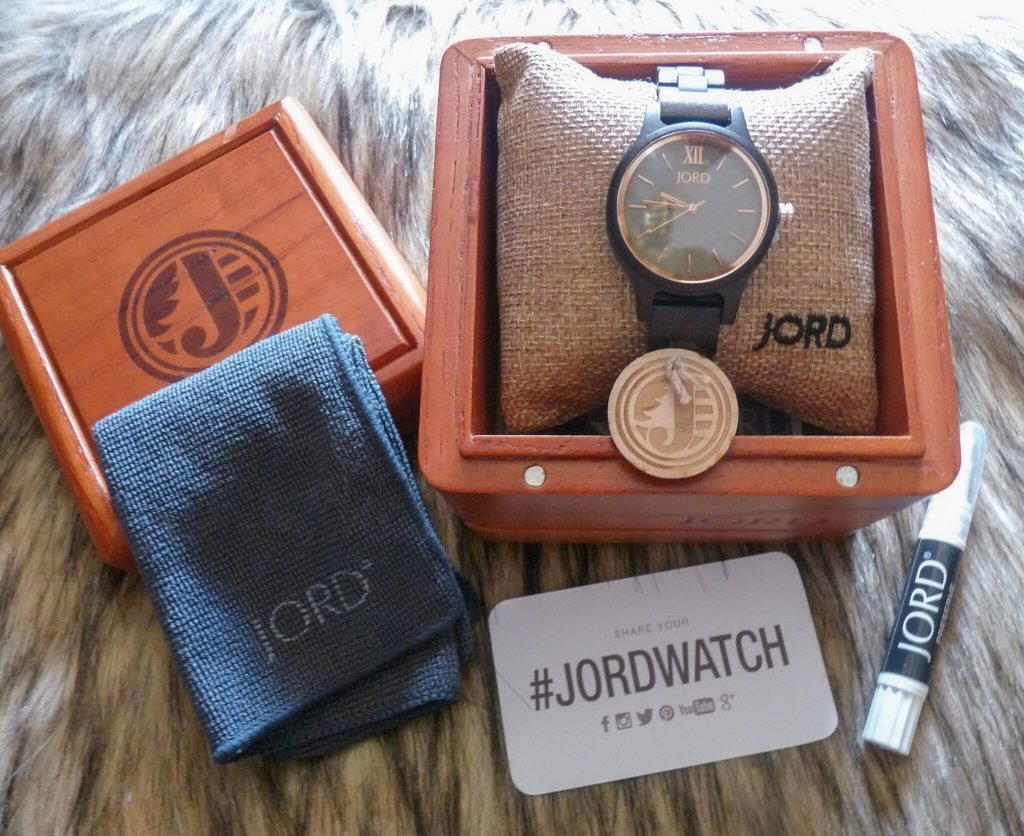 This Jord wooden watch comes with great accessories