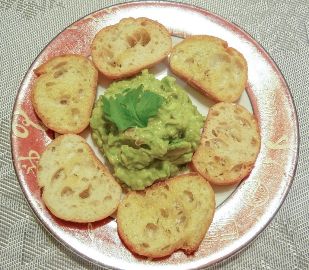 Easy and yummy guacamole recipe! #guacamole #recipe #avocado #pita #chips