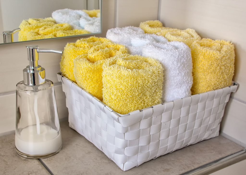 Easy steps to detox your bathroom #cleaning #bathroom #nontoxic #chemicals