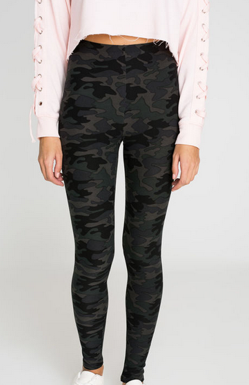 Ways to wear camouflage that are fun and easy! #camouflage #fashion #styles #leggings