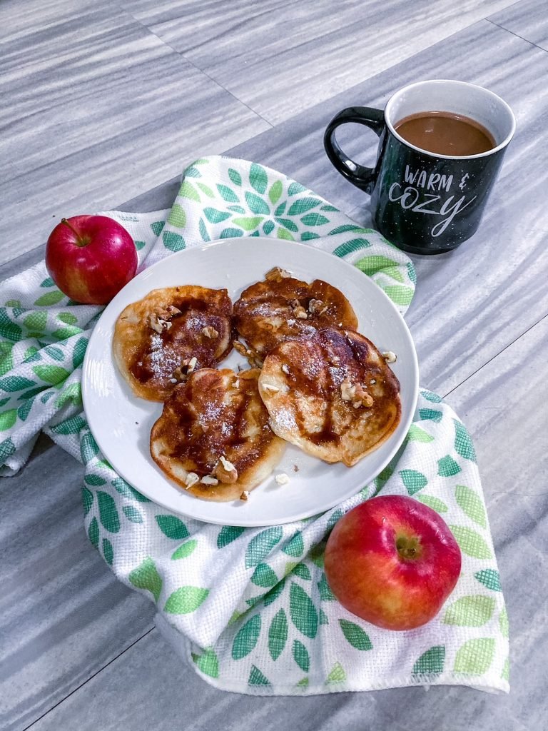 The best and yummiest Polish apple fritters #plackizjablkami #racuchy #applefritters